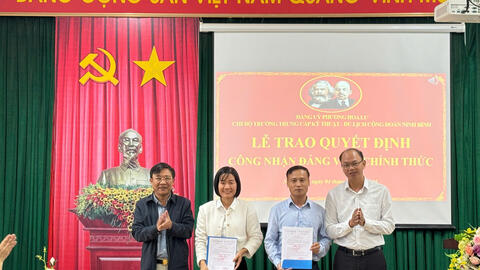Chi bộ Trường trung cấp Kỹ thuật -Du lịch Công đoàn Ninh Bình tổ chức trao quyết định công nhận Đảng viên chính thức.
