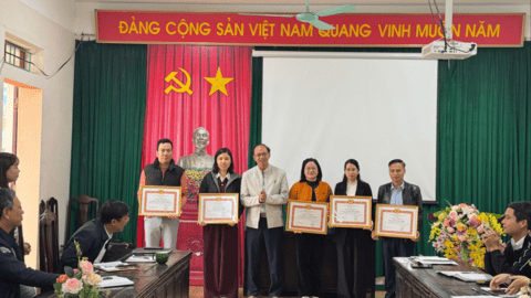 Trường Trung cấp Kỹ thuật – Du lịch Công đoàn tổ chức khen thưởng cho các đồng chí đảng viên “hoàn thành xuất sắc nhiệm vụ” năm 2025
