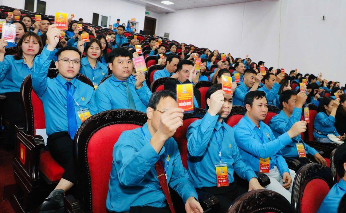 Các đại biểu biểu quyết thông qua chương trình Đại hội. Ảnh: Diệu Anh